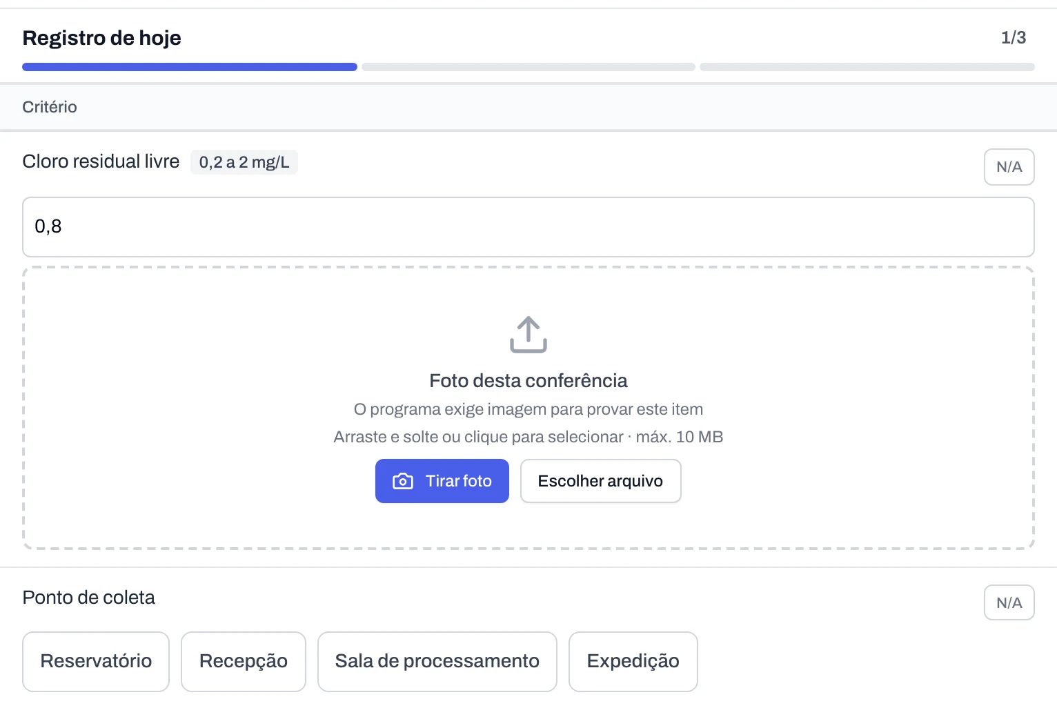 Checklist da cloração da água sendo preenchido: cloro residual livre de 0,8 mg/L, dentro da faixa