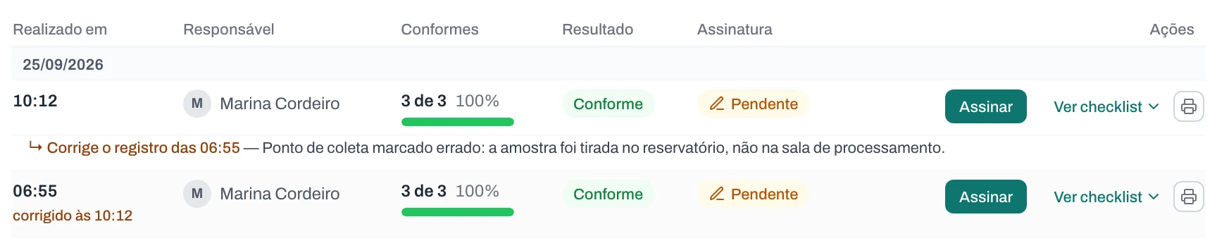 Um registro corrigindo o anterior, marcado com uma seta, e o registro corrigido logo abaixo — os dois visíveis, com autor e horário
